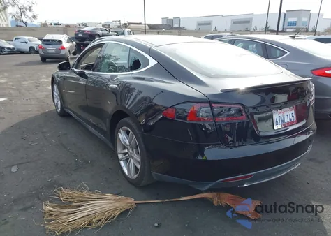 2013 Tesla Model S z USA, uszkodzony, nr VIN 5YJSA1CG1DFP09466